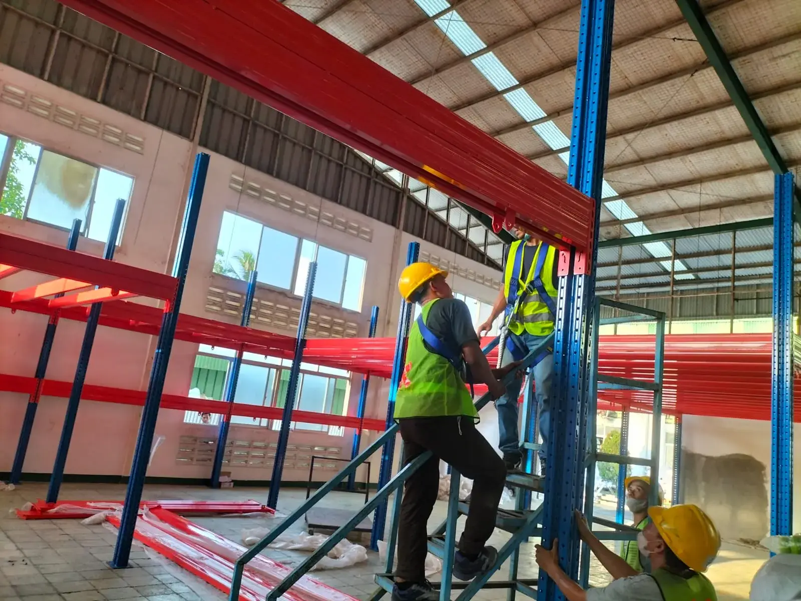 Rak mezzanine: menggandakan luas lantai — terpasang di gudang/toko pelanggan Rak Joman